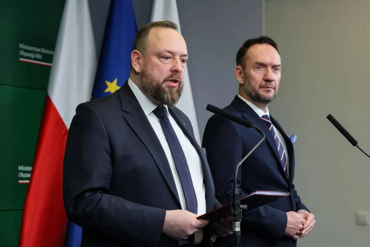 Główny lekarz weterynarii Paweł Meyer oraz wiceminister spraw wewnętrznych i administracji Tomasz Szymański