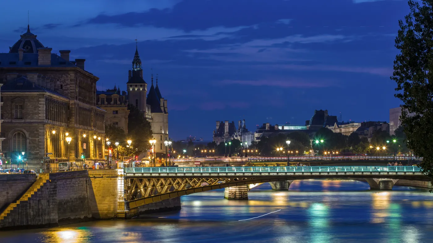 Le,Pont,D'arcole,Bridge,After,Sunset,With,Boats,Day,To