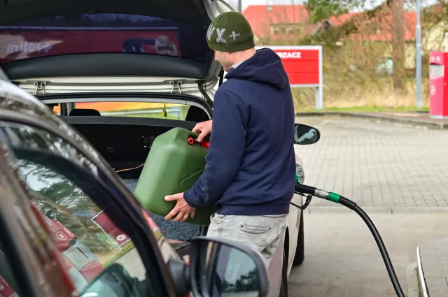 Kolejki Niemców na polskich stacjach. Tankują do kanistrów. Tusk reaguje