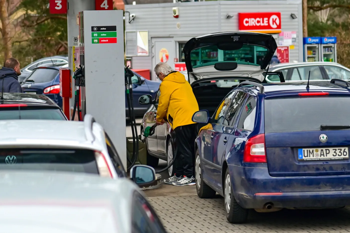 Kolejka niemieckich kierowców na jednej z przygranicznych stacji w Polsce. Benzyna 95 ma kosztować nie więcej niż 6,16 zł za litr a olej napędowy - 7,60 zł