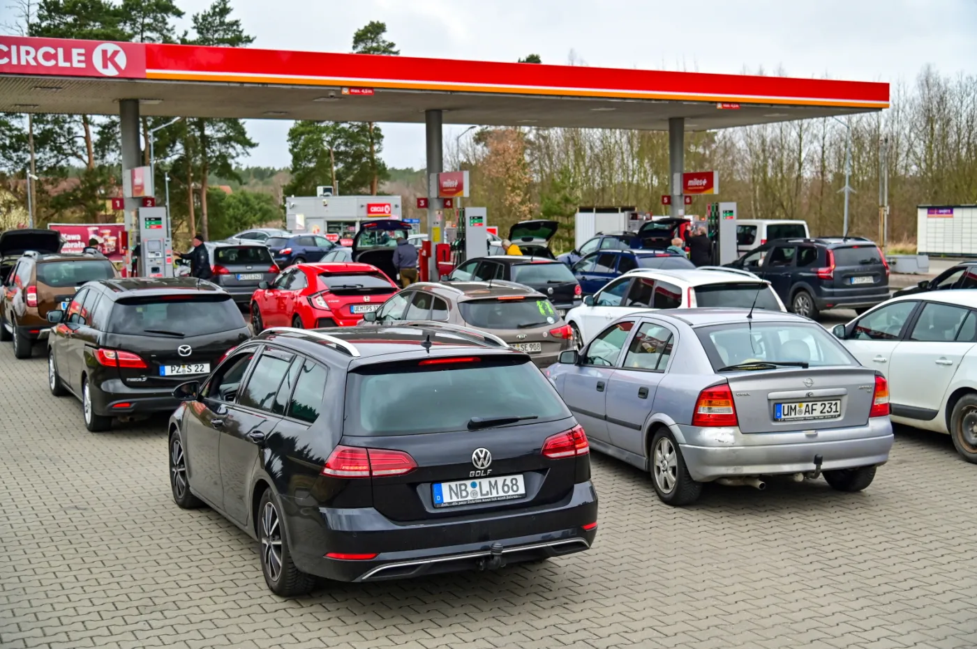 Kolejka niemieckich kierowców na jednej z przygranicznych stacji w Polsce. Benzyna 95 ma kosztować nie więcej niż 6,16 zł za litr a olej napędowy - 7,60 zł