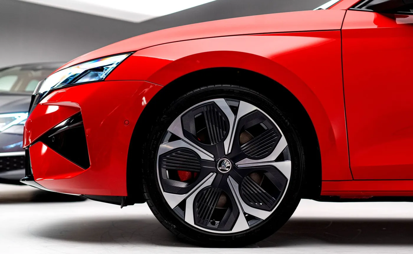 Nowa Skoda trzęsie rynkiem. Ma silnik 1.5 TSI i pali 4,5 l na 100 km. Jaka cena?