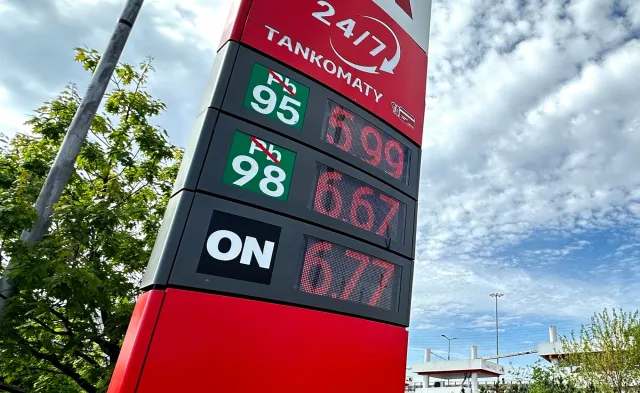 Polacy rzucili się na paliwo po 5,99 zł. Od poniedziałku benzyna 95 skacze do takiego poziomu