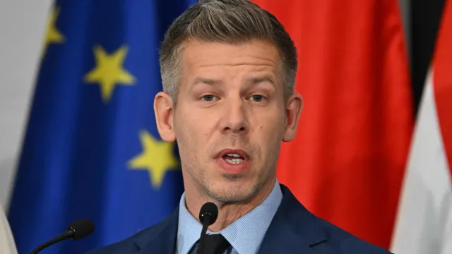 Orban protestuje w obronie demokracji. Magyar: To jak złodziej wzywający policję