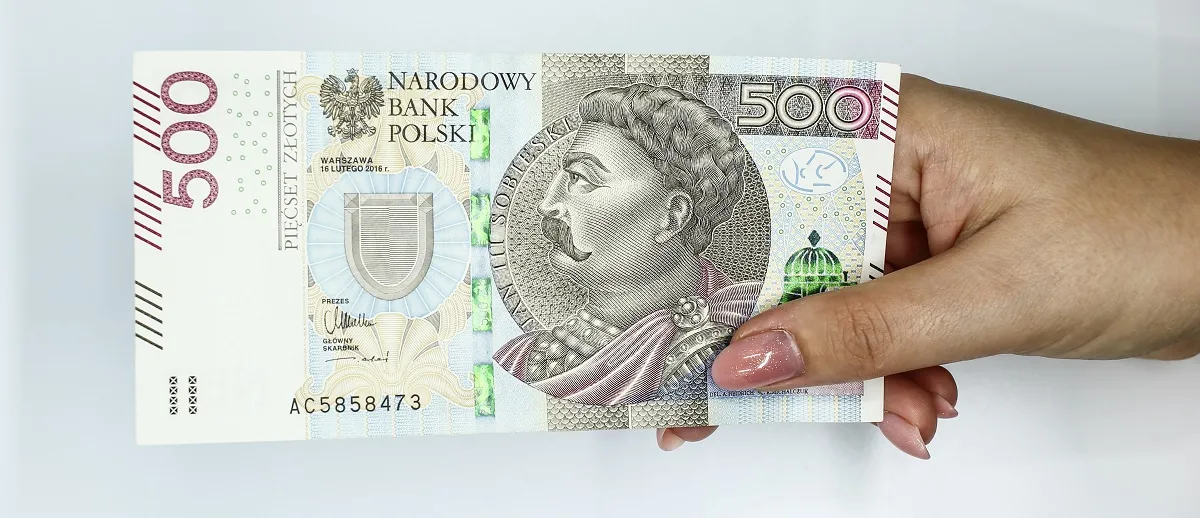 500 pięćset złotych plus + zasiłki socjal