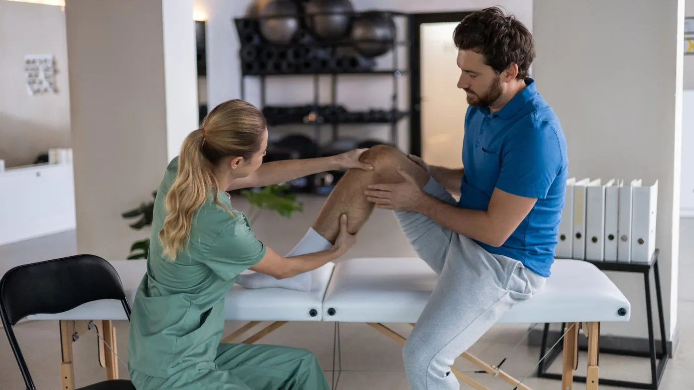 Specialist,Performing,Knee,Rehabilitation,Exercises,With,Patient,In,Professional,Therapy