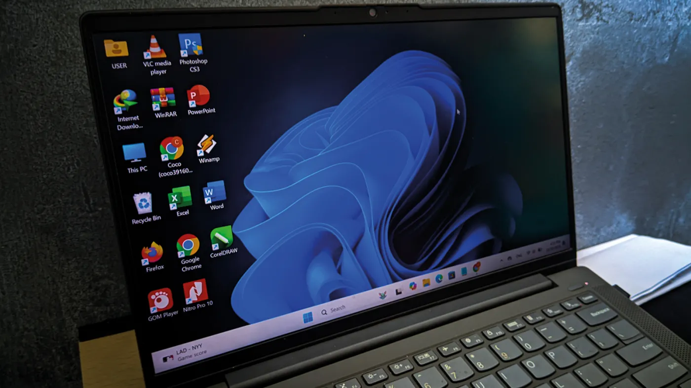 Laptop z pulpitem Windows 11 widocznym tuż po zalogowaniu