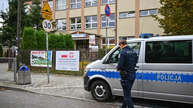 "Nie ma miejsca na żaden kompromis". Donald Tusk o akcji policji w szkołach