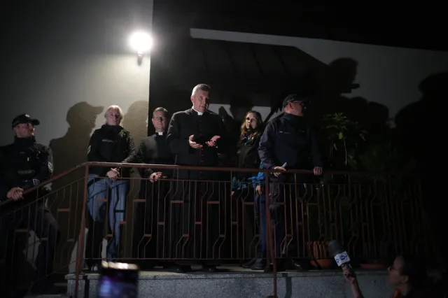 Parafianie otoczyli w nocy kościół w Grojcu. Biskup ewakuowany w eskorcie policji