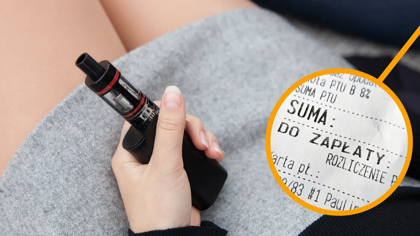 Dłoń trzymająca e-papieros na tle powiększonego paragonu fiskalnego z napisem "Suma do zapłaty".