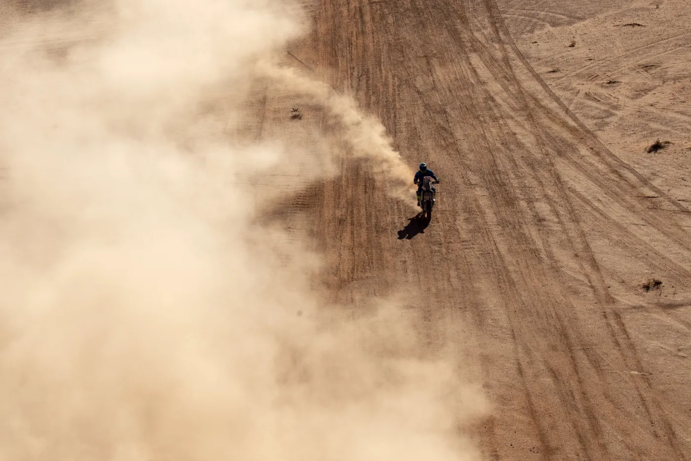 Rajd Dakar: Adam Tomiczek wycofał się. Uderzył w kamień i upadł na plecy