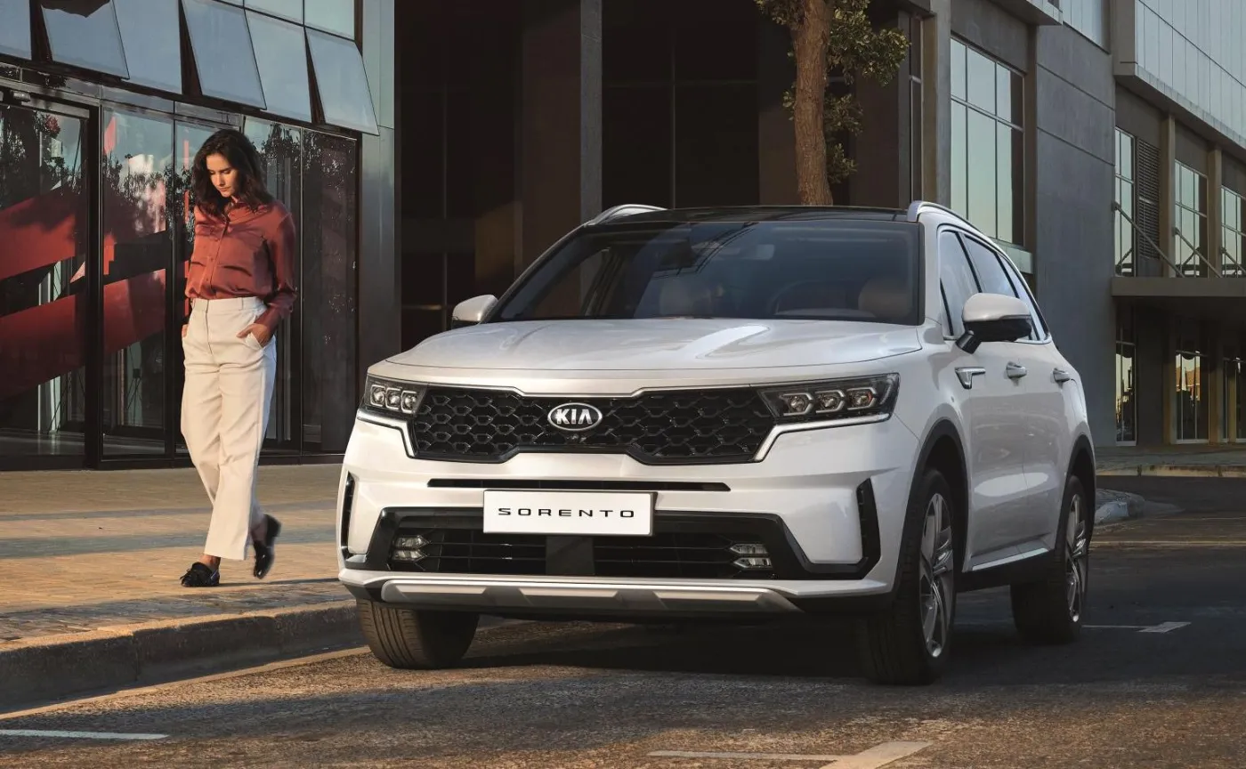 Sorento znajduje się na szczycie gamy crossoverów i SUV-ów oferowanych przez markę Kia na świecie, do której należą Seltos, Stonic, Soul, Niro, Sportage i Telluride
