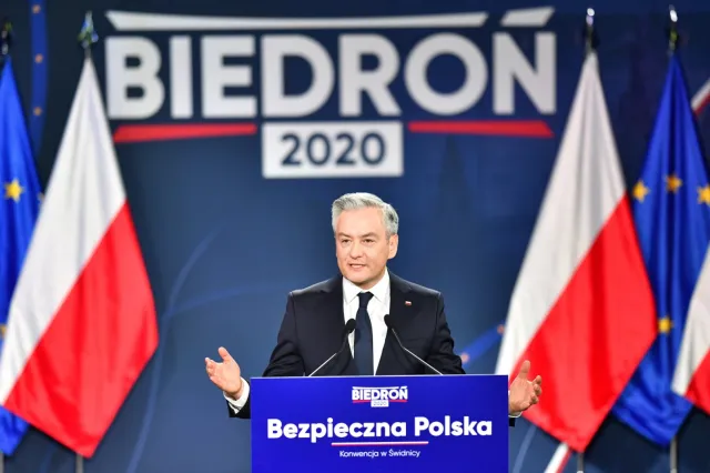 Biedroń nie chce referendum, chce za to adopcji przez pary jednopłciowe