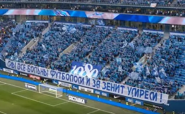 W Rosji liga gra, a kibice na trybunach śpiewają, że "wszyscy umrzemy" [WIDEO]