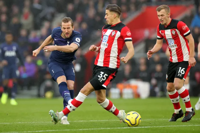 Klub Jana Bednarka jako pierwszy w Premier League obniżył zarobki piłkarzy