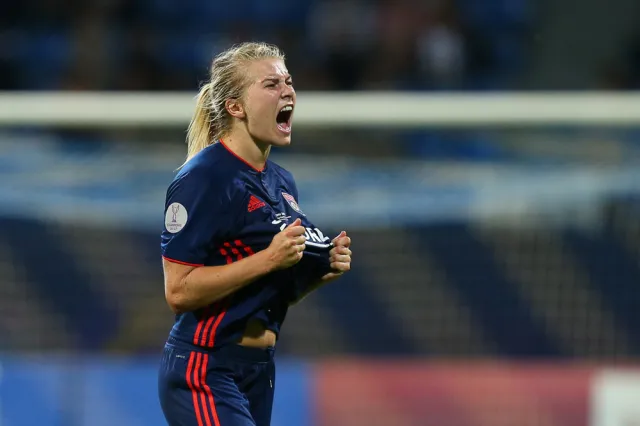 Amandine Henry, kapitan reprezentacji "trójkolorowych" piłkarek przewodniczącą jury Miss Francji