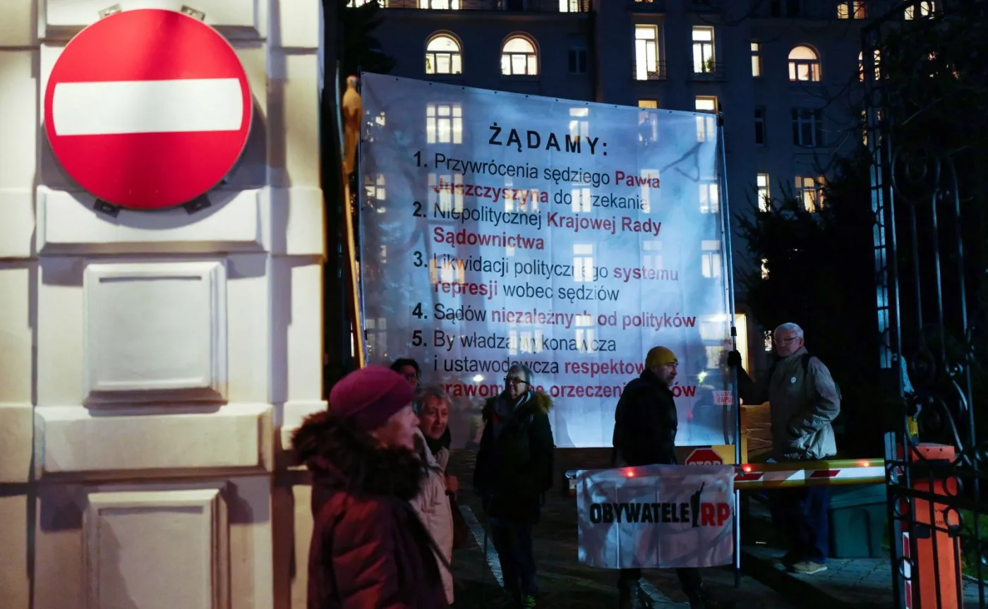 Obywatele RP blokowali wjazd i wyjazd z Ministerstwa Sprawiedliwości. Interweniowała policja
