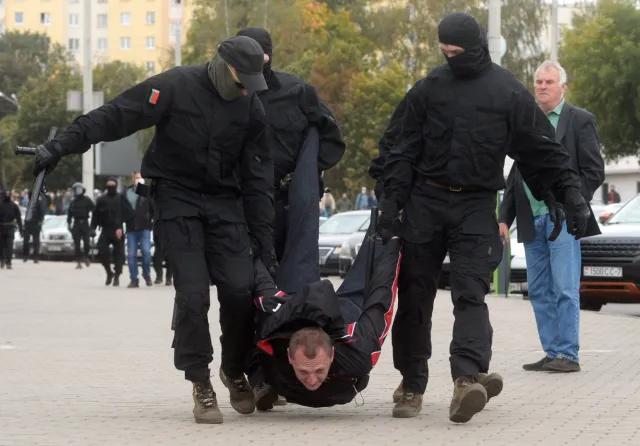 Kilkadziesiąt tysięcy ludzi protestuje w Mińsku. W Homlu padły strzały milicji