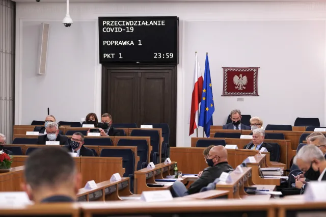 Ustawa covidowa po poprawkach. Powstanie Fundusz Pomocy, medycy z dodatkami