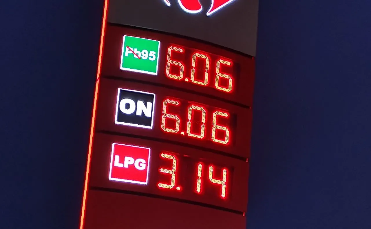 Minister finansów zmniejszy akcyzę na paliwa o 50 groszy? To propozycja Lewicy