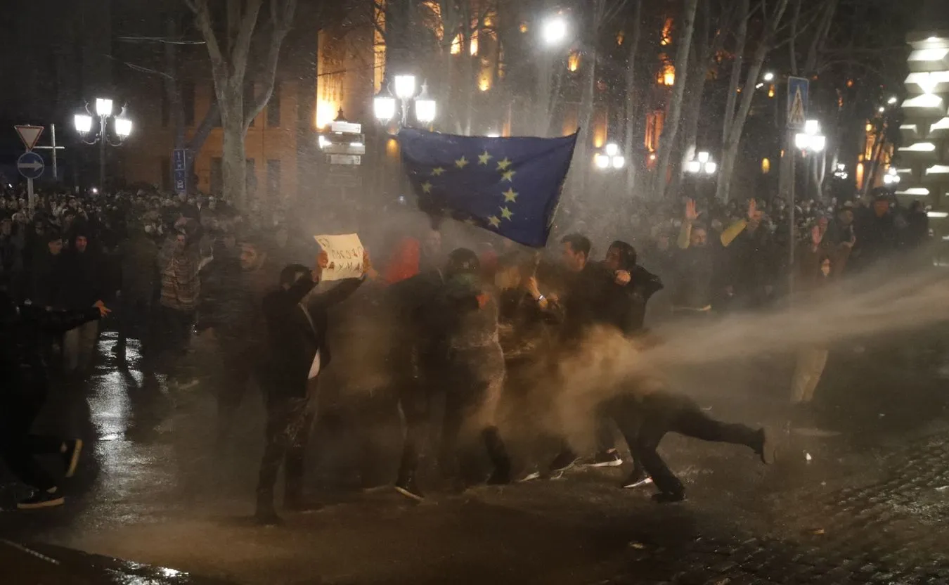 Kolejny dzień protestów w Tbilisi. Przed parlamentem zebrało się 10 tys. manifestantów