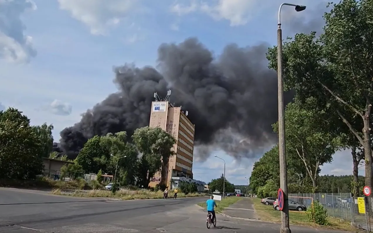 Pożar hali obok Zielonej Góry. Trwa ewakuacja, sytuacja jest "bardzo niebezpieczna"
