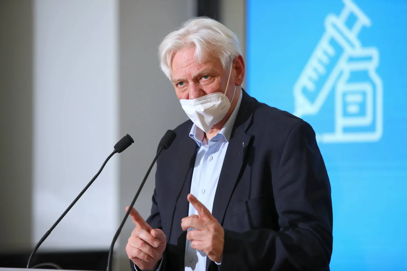 Prof. Horban: Będę rekomendował zakaz przemieszczania się i godzinę policyjną