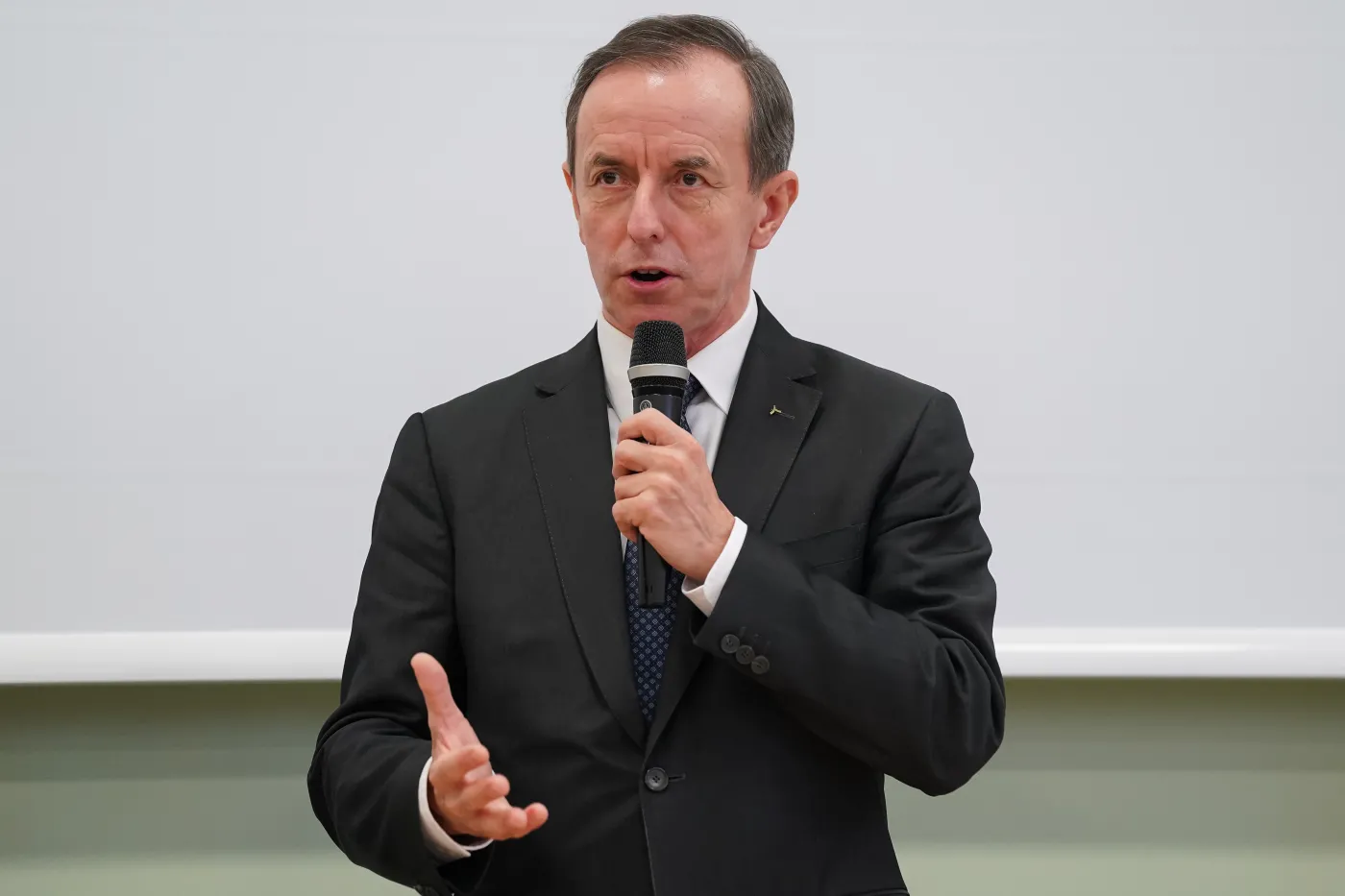 Grodzki o umorzeniu postępowania ws. zakupu respiratorów: "Skandal"