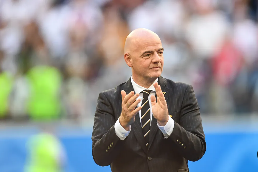 Prezydent FIFA zarabia coraz więcej