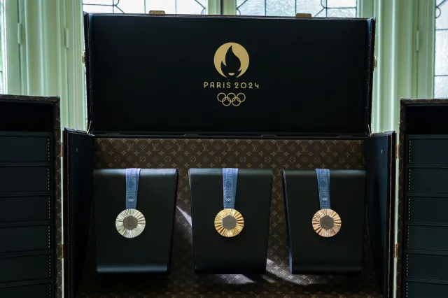 Igrzyska Olimpijskie w Paryżu z szykiem. Kufry do transportu pochodni zaprojektował znany dom mody