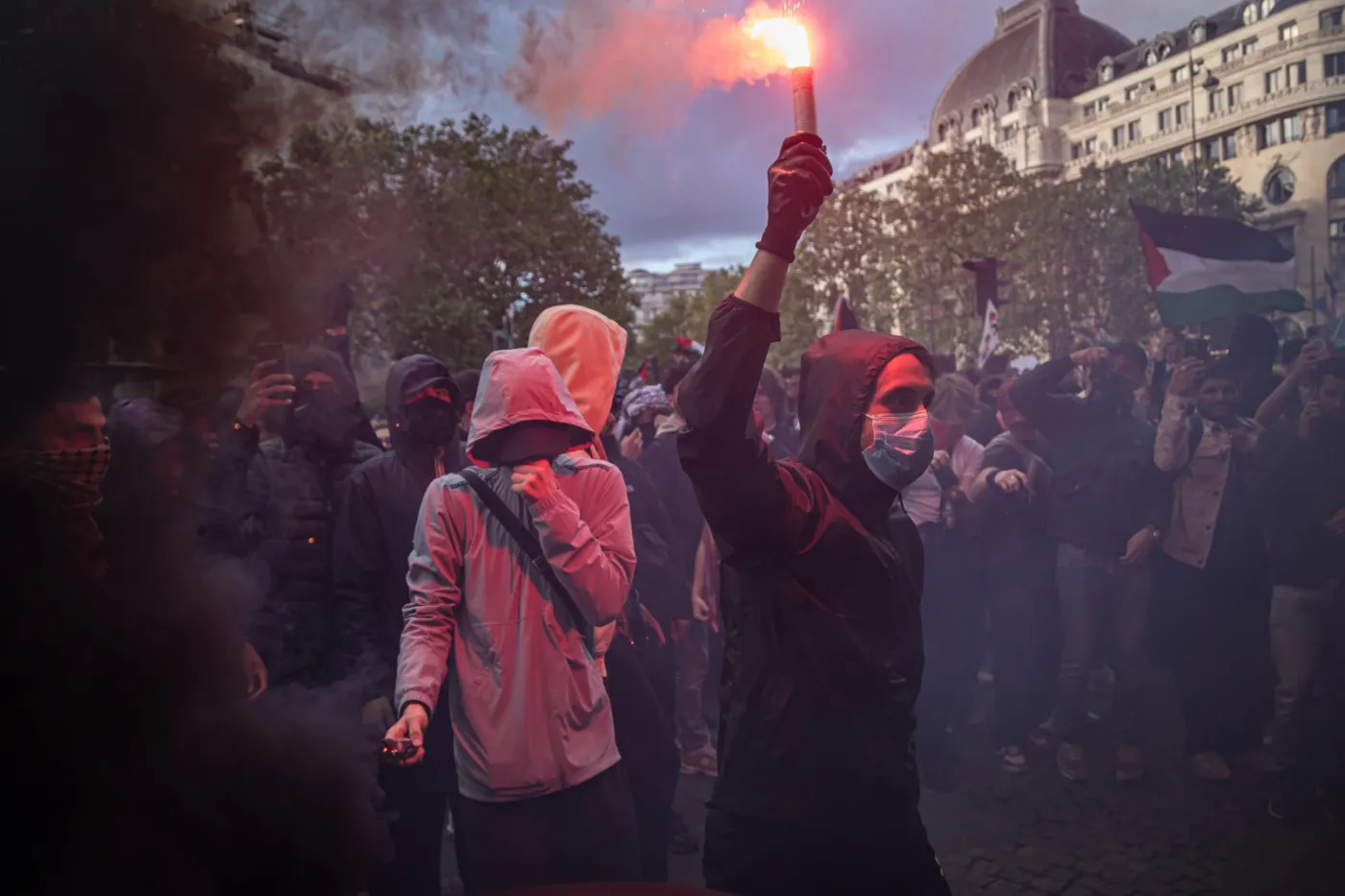 Tysiące osób wyszło na ulice Paryża. "Niech żyje walka narodu palestyńskiego"