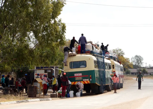Jazda pod prąd na rondach, zasada „większy ma więcej praw”. Zimbabwe walczy z epidemią wypadków drogowych