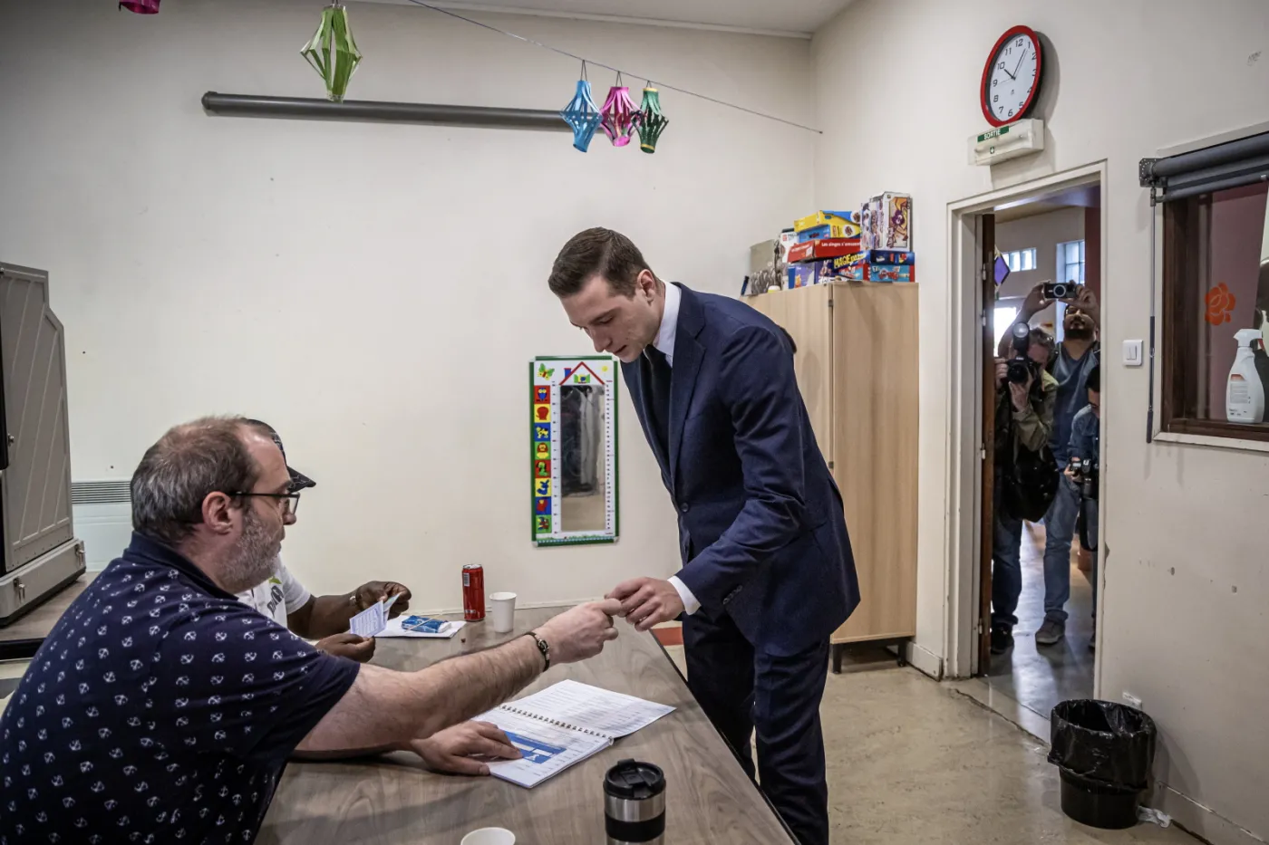 Lider francuskiej skrajnie prawicowej partii Zjednoczenie Narodowe (RN) Jordan Bardella oddaje swój głos w elektronicznym lokalu wyborczym w Garches pod Paryżem