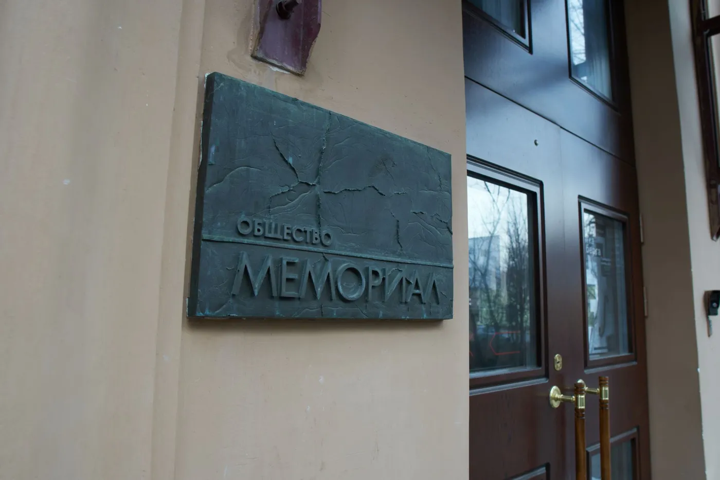 Przeszukania w mieszkaniach pracowników Memoriału. Powód? Rzekoma „rehabilitacja nazizmu”