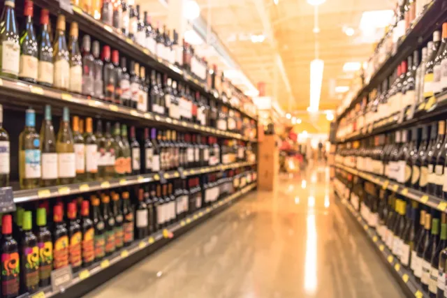 Alkohol na cenzurowanym. Samorządy wprowadzają nocną prohibicję