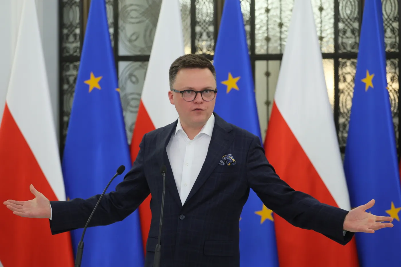 Ilu Polaków pozytywnie ocenia Szymona Hołownię w roli marszałka?