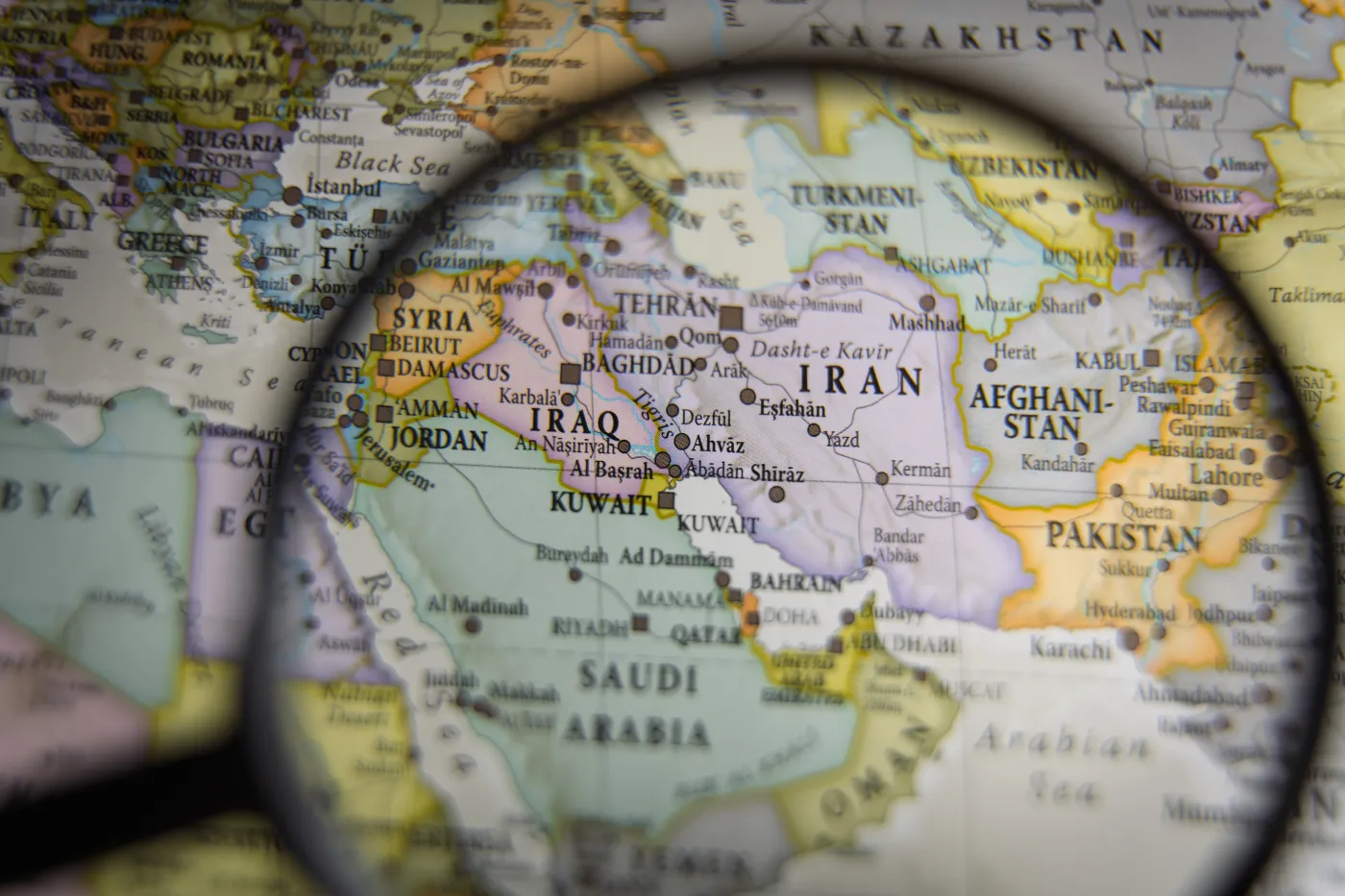 Eskalacja konfliktu Iran–USA–Izrael. Naloty na Iran i zagrożenie dla transportu ropy przez cieśninę Ormuz [Komentarz ekspercki]
