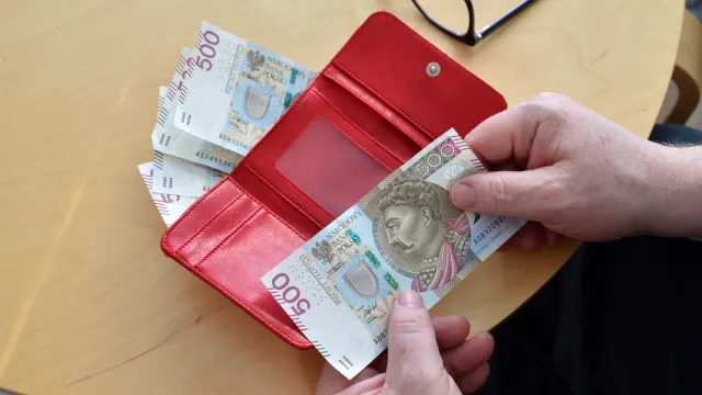 Niektórym ZUS wypłaci 14. emeryturę wcześniej. Oto nowe terminy