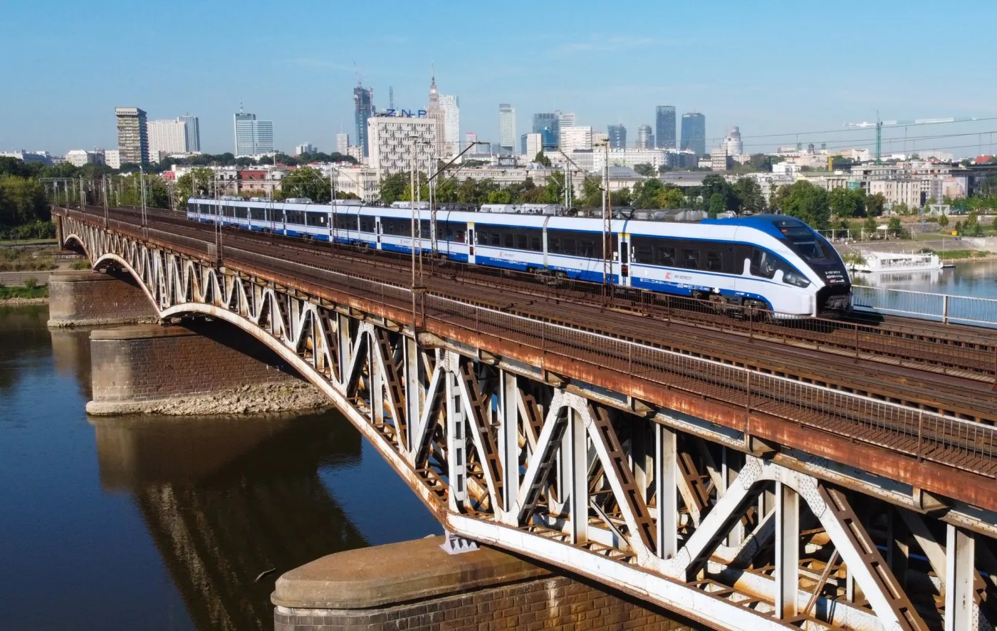 Pociąg PKP Intercity na moście średnicowym w Warszawie