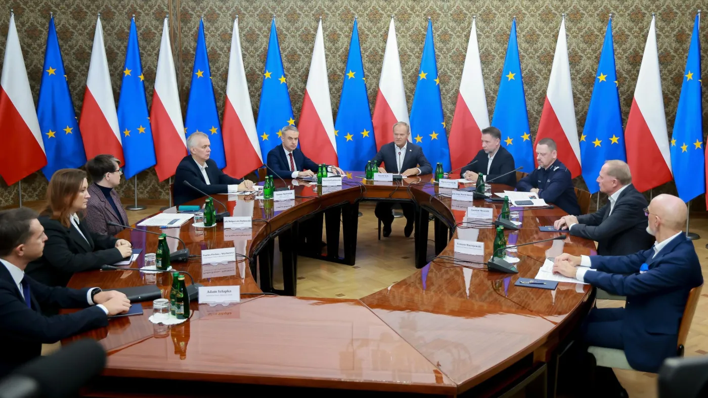 Narada premiera Donalda Tuska z ministrami w związku z aktami przemocy w szkołach i falą dezinformacji