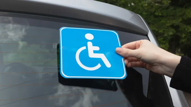 Karty parkingowe do zmiany. Jeden obowiązek może zniknąć. Chodzi o 935 tys. osób