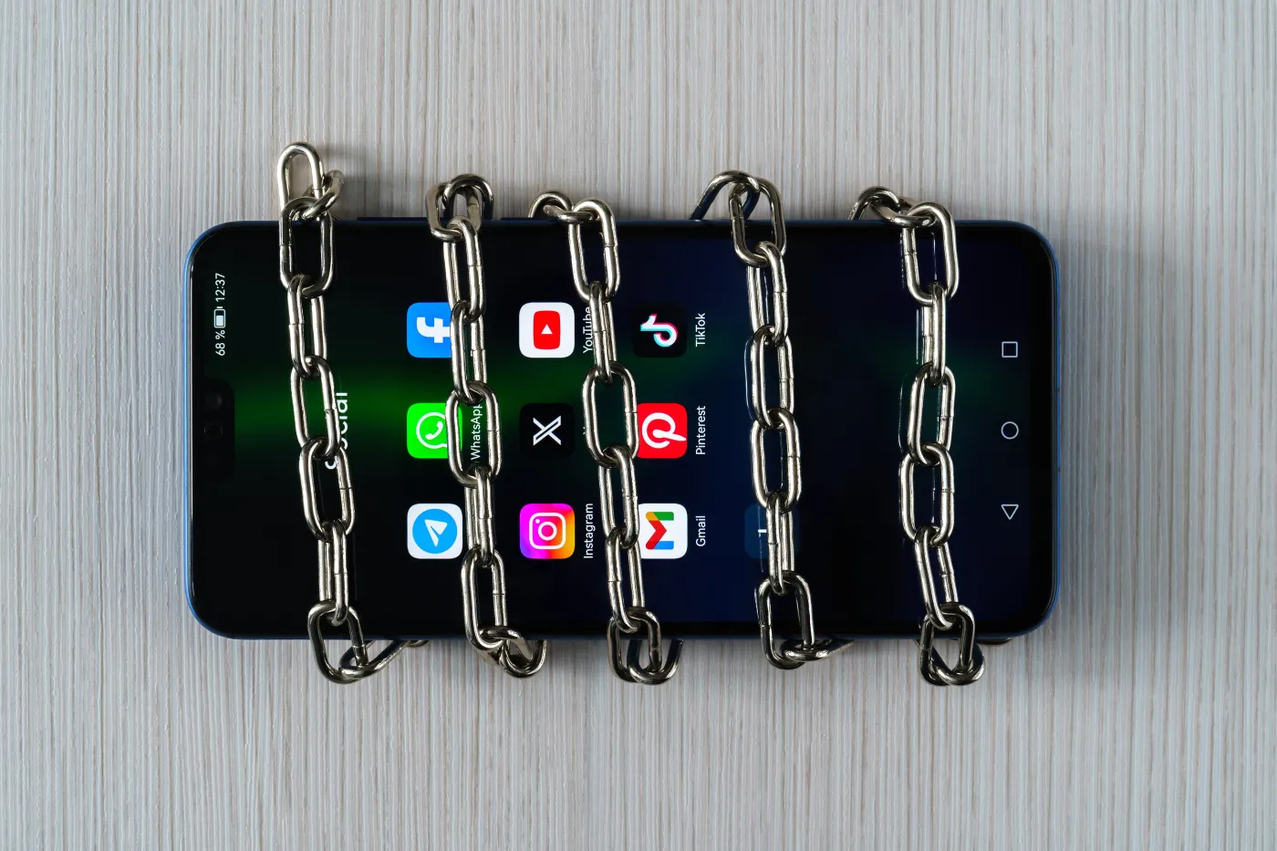 Zakaz używania smartfonów w szkołach. Rewolucja w polskiej edukacji?