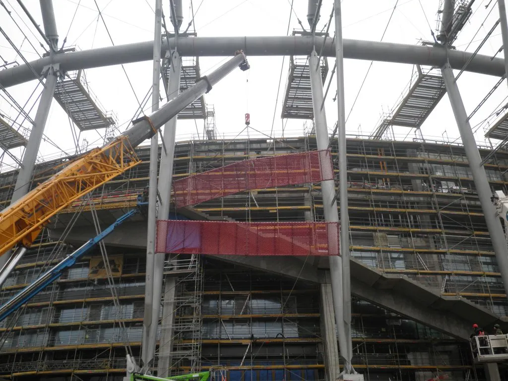 Stadion Narodowy w Warszawie przyjmuje narodowe barwy (ZDJĘCIA)