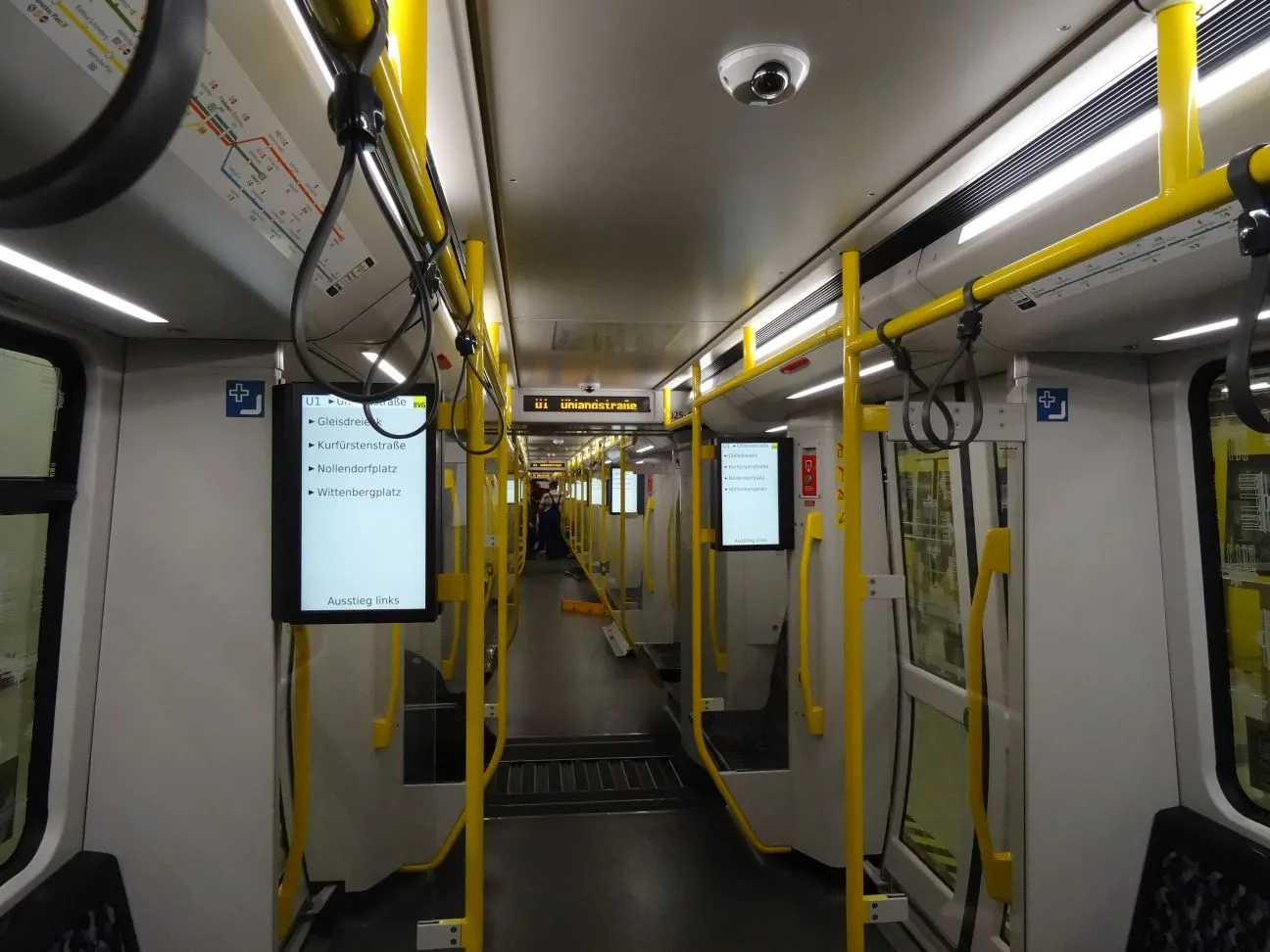 2115515-wnetrze-pojazdu.jpg