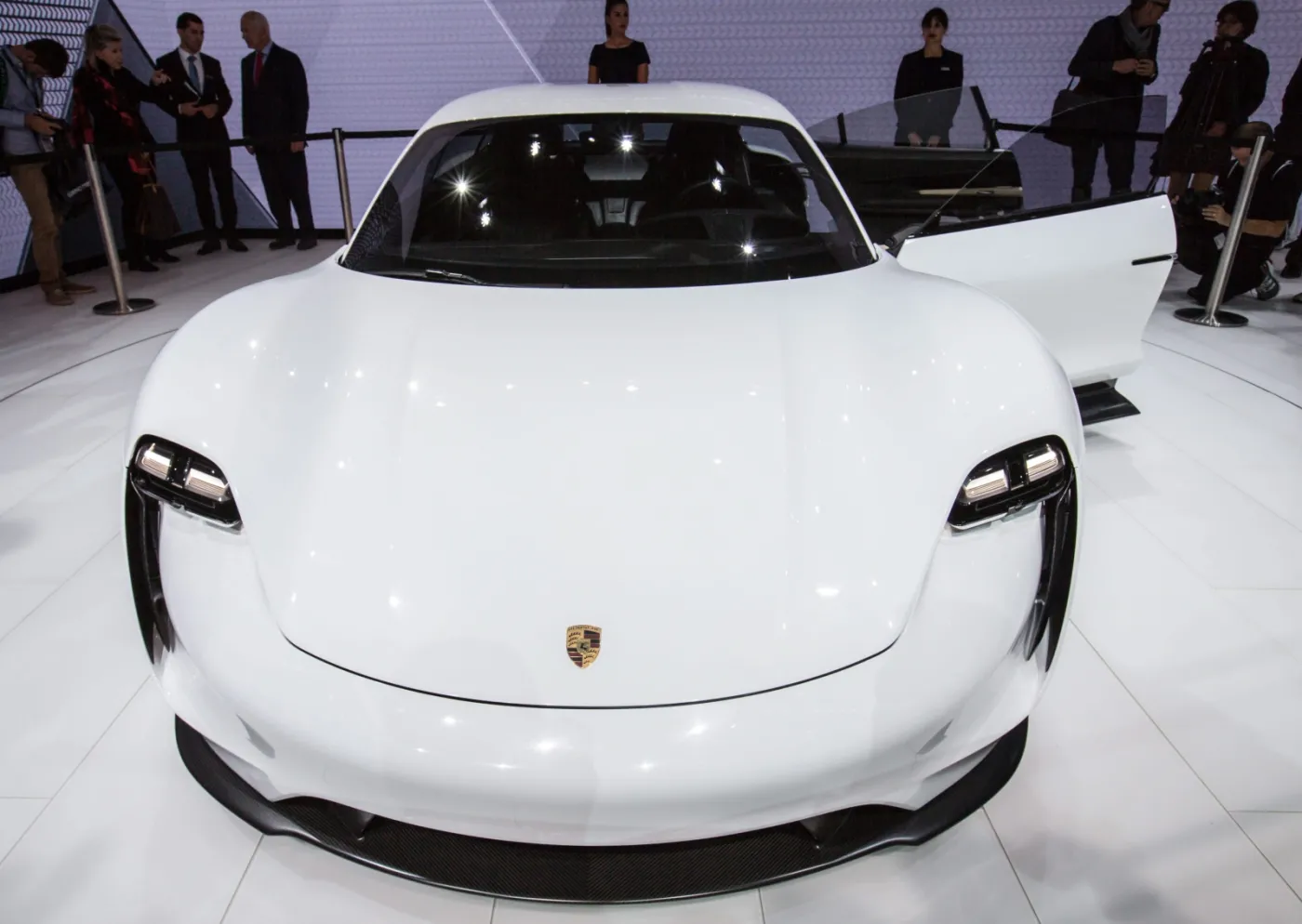 2308975-porsche-mission-e.jpg