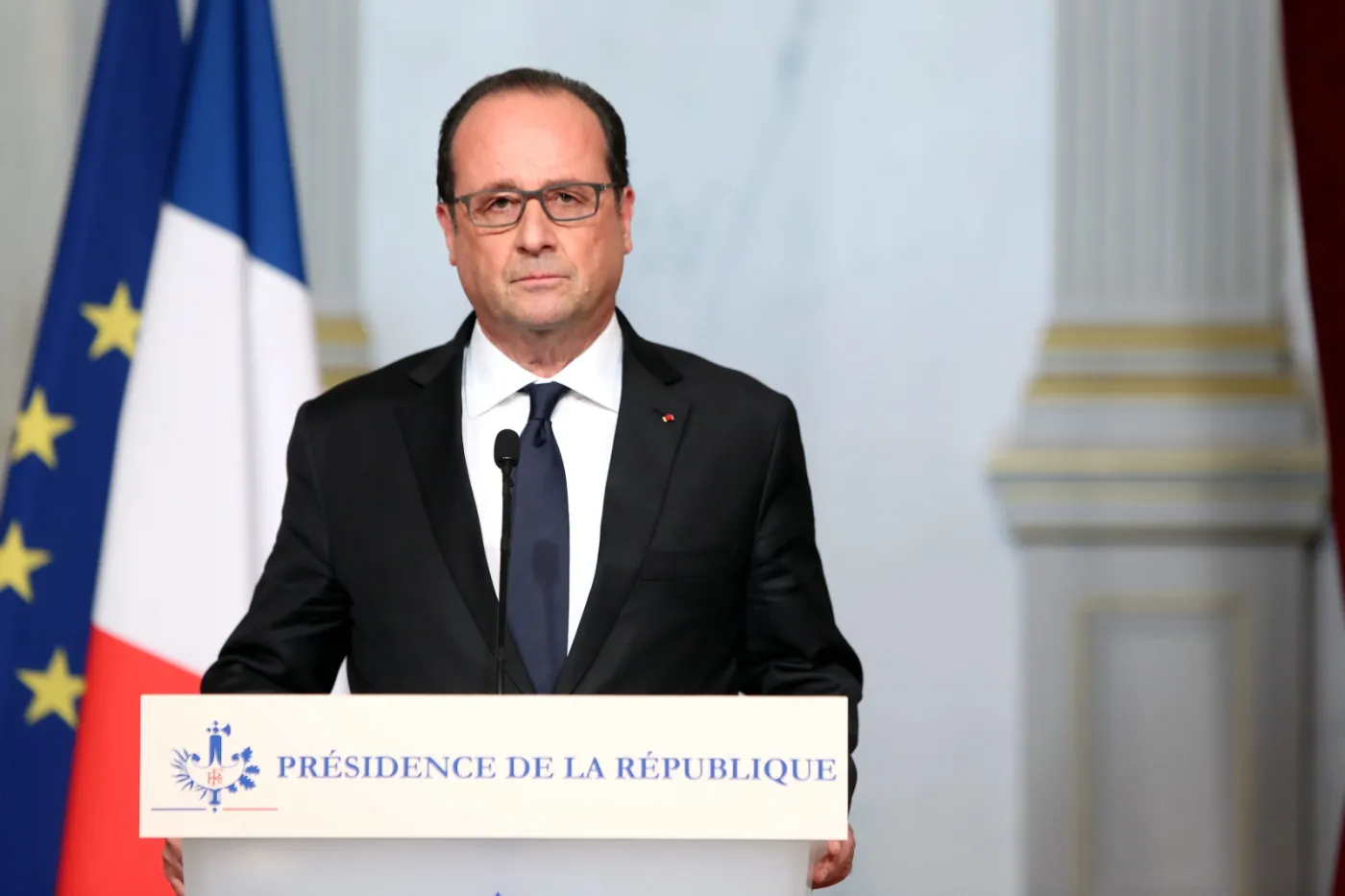 Hollande: Francja jest w stanie wojny