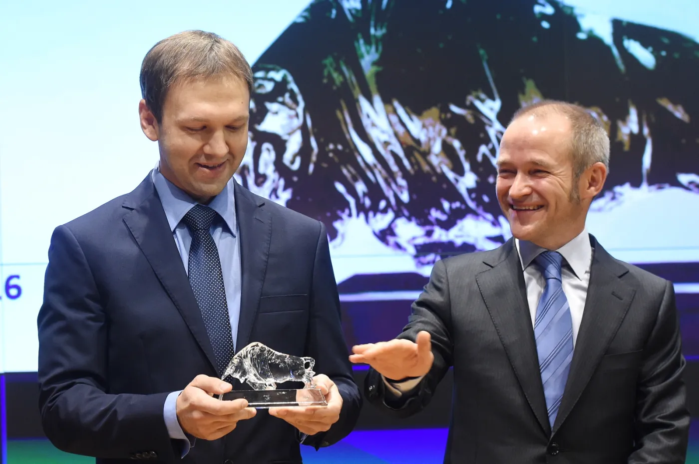 Prezes PlayWay S.A. Krzysztof Kostowski (L) oraz Michał Kojecki, członek rady nadzorczej, podczas debiutu spółki na rynku głównym warszawskiej Giełdy Papierów Wartościowych, 19 bm. (rp/cat) PAP/Radek Pietruszka