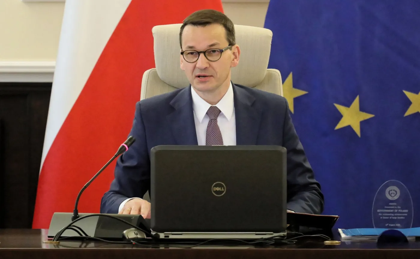 Delfin w oceanie tajemnic. Skąd się wzięły zakręty w biografii Morawieckiego? [RECENZJA]