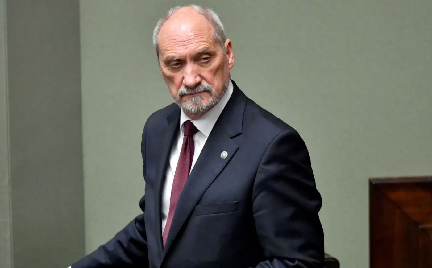 Macierewicz: liczymy, że w Brukseli NATO zdecyduje o obecności wojskowej po 2018 r. [WYWIAD]