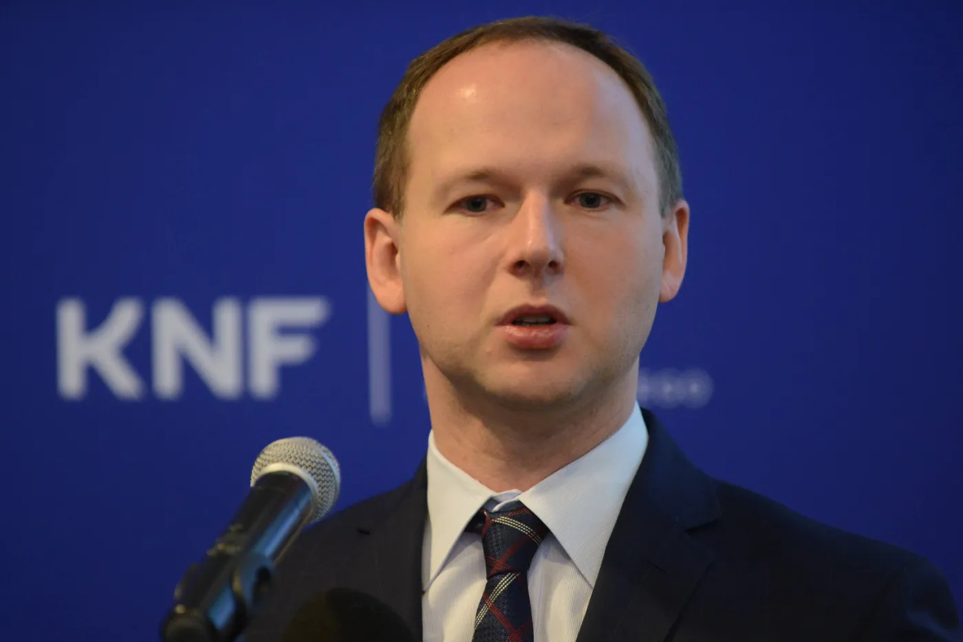 Szef KNF podał się do dymisji. Chrzanowski: "Nieuczciwe, bezpodstawne ataki i prowokacja"